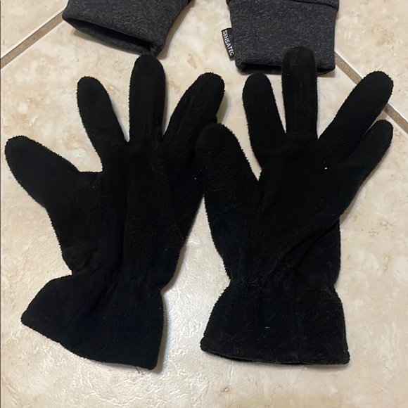 Black and Gray Full-Finger Gloves with Adjustable Strap - Picture 5 of 5